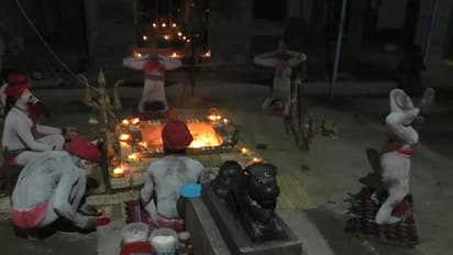 கொரோனாவின் கோரப்பிடியில் தமிழகம்... தலைகீழாக நின்று அகோரிகள் சிறப்பு பூஜை..!