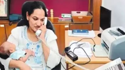 కరోనాపై పోరు: నెల రోజుల బిడ్డతో ఆఫీసుకి.. విశాఖ కమీషనర్పై ప్రశంసలు