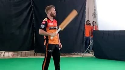 జడేజాలా బ్యాట్‌ను కత్తిలా తిప్పిన వార్నర్: జడ్డూలా చేశానా అంటూ ఫ్యాన్స్‌కు ప్రశ్నలు