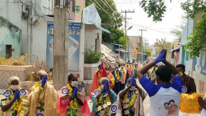 தூய்மை பணியாளர்களுக்கு பாதபூஜை... மளிகைப்பொருட்களுடன் மரியாதையையும் சேர்த்து கொடுத்த விஜய் ரசிகர்கள்...!