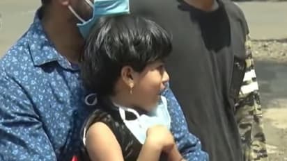 ഒന്ന് തൊടാന്‍ പോലുമാകാതെ; ഇത് ഹൃദയം തൊടുന്ന വീഡിയോ...