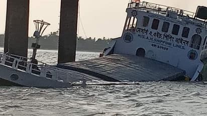 ঝোড়ো হাওয়ার দাপটে হুগলি নদীতে ডুবল জাহাজ, বরাতজোরে রক্ষা নাবিকদের