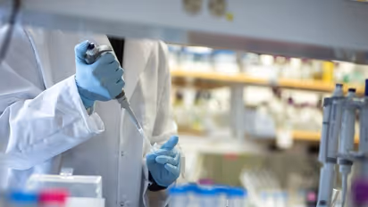 వైద్యుల నిర్వాకం: ఒకరికి బదులుగా భద్రాచలం డిఎస్పీ డిశ్చార్జ్, కరోనా పాజిటివ్