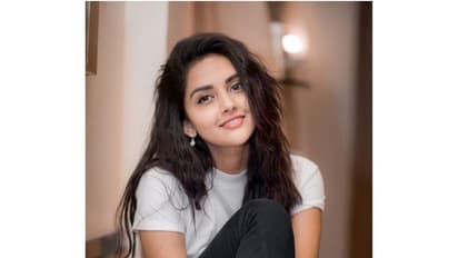 பட்டு போல் மேனி !! பால் போல் கண்ணம்.... கிறங்கடிக்கும் கண்கள்.... பளபளக்கும் மஹிமா நம்பியார் !