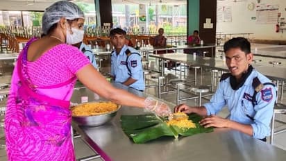 అందుకోసం వారికి ప్లేట్లకు బదులు అరటి ఆకులలో అందిస్తున్నాము: ఆనంద్ మహీంద్రా