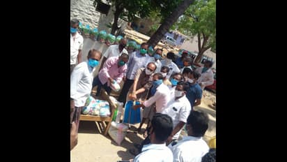 ಸಾಮಾಜಿಕ ಅಂತರ ಗಾಳಿಗೆ ತೂರಿದ ಹಳ್ಳಿ ಮಂದಿ: ತರಕಾರಿ ಖರೀದಿಗಾಗಿ ಮುಗಿಬಿದ್ದ ಜನತೆ!