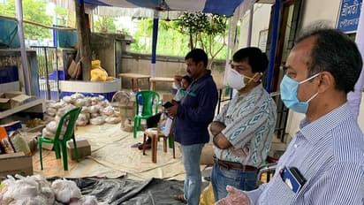 লকডাউনে ৪০০ পরিবারকে খাদ্য়সামগ্রী দিয়ে সাহায্য়, মানবিক উদ্য়োগে 'অভিদীপ্তা এইচআইজি পুজো কমিটি'