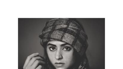 பளபளவென ஜொலிக்கும் பாலக்... இளசுகளை ஏங்க வைக்கும் க்யூட் பியூட்டி...!