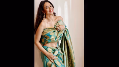 కొంగు జార్చింది, షర్ట్ బటన్స్ విప్పేసింది.. క్వారంటైన్ లో ఇదే నా పని అంటున్న బ్యూటీ