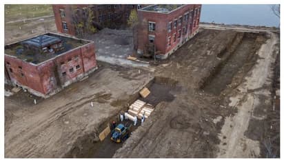 মৃত্যু মিছিলে হিমশিম নিউইয়র্ক, বিশ্বের অন্যতম আধুনিক শহরে এবার খোড়া হচ্ছে গণকবর