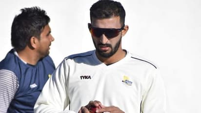 ముఖానికి షీల్డ్‌తో బౌలింగ్ చేసిన రిషి ధావన్...  ఆరేళ్ల తర్వాత ఐపీఎల్ ఆడుతూ, ఎందుకీ షీల్డ్...