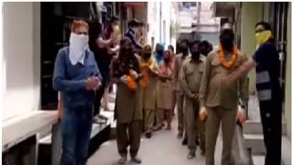 കൊവിഡ് കാലത്തെ മുന്നിര പോരാളികള്; ശുചീകരണ തൊഴിലാളികള്ക്ക് മാലയിട്ടും കയ്യടിച്ചും ജനങ്ങള്, വീഡിയോ