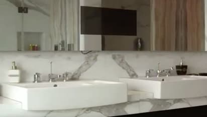 లాక్ డౌన్: మిత్రుడ్ని సూట్ కేసులో పెట్టి.... అపార్టుమెంటులోకి....