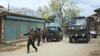 ফের জঙ্গি হামলায় রক্তাক্ত কাশ্মীর, শহিদ হলেন ২ সিআরপিএফ ও ১ পুলিশ আধিকারিক