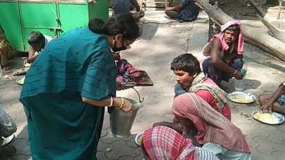 সঞ্চিত টাকায় ভবঘুরেদের খাওয়ার ব্যবস্থা, নিজে হাতে পরিবেশনও করলেন ছাপোষা গৃহবধূ