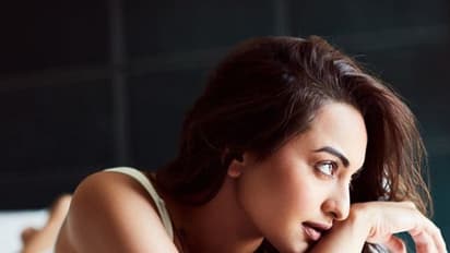 করোনা মোকামিলায় সামিল এবার সোনাক্ষী, নিজের হাতে আঁকা ছবি বিক্রি করে অনুদান