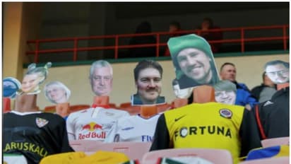 കൊവിഡ് ഭീതി; വിദേശ ആരാധകര് ഗാലറിയിലേക്കെത്തിയില്ല, വേറിട്ട കാണികളുമായി ബലാറസിന്റെ ഫുട്ബോള് മത്സരം