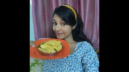 வீட்டில் சமையல் கற்று கொள்ளும் சனம் ஷெட்டி தினம் தினம் புது புது டிஷ் உடன் போஸ்