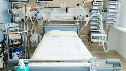 சற்று முன் தமிழக அரசு அதிரடி.!! கொரோனா தொற்று அறிகுறி இன்றி பாதிக்கப்பட்டவர்களுக்கு வீட்டிலேயே சிகிச்சை..!!