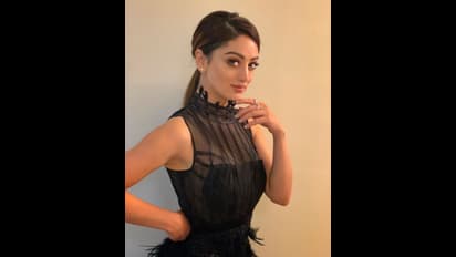 கவர்ச்சியை தூக்கலாய் காட்டி ரசிகர்களுக்கு தூண்டில் போடும் நடிகை! நச் லுக்கில்  கிறங்கடிக்கும் போஸ்!