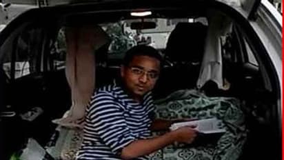 பகலில் "வேலை"...இரவில் "சாலை"..! ஒரு வார காலம் சாலையிலேயே உறங்கிய மருத்துவர்..!