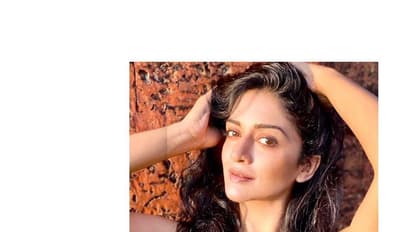 புடவை - மாடர்ன் டிரஸ் என இரண்டிலும் செம்ம ஸ்டைலிஷ்! விமலா ராமனின் வியக்க வைக்கும் போட்டோ கேலரி!