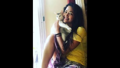 প্রিয় পোষ্যর সঙ্গে আদরে মত্ত সোহিনী, কোয়ারেন্টাইনে দিলেন বিশেষ বার্তা