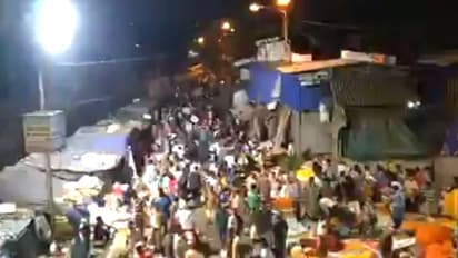 লকডাউনে গিজ গিজ করছে মানুষ,  হাওড়া ফুল মার্কেটে ভয়াবহ  দৃশ্য়