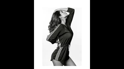 அழகூரில் பூத்தவளே... ரசிகர்களை அடியோடு சாய்த்தவளே... வெள்ளி நிலவை போல் ஜொலிக்கும் இவர் யார் தெரியுமா?