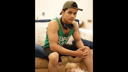 চিনতে পারছেন 'জুনিয়র আমির'-কে , রইল হ্যান্ডসাম হাঙ্ক-এর একগুচ্ছ ছবি