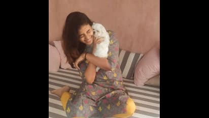 அஞ்சலியின் லாக் டவுன் அட்டகாசம்! கட்டிப்பிடித்து முத்தம்.. அங்க நான் இருக்க கூடாக என ஏங்கும் ரசிகர்கள்!