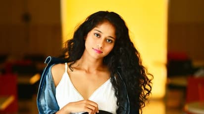 கோலி சோடா நாயகி கிருஷ்ணாவா இது? ஒய்யாரமாக கொடுத்த ஓவர் ஹாட் போஸ்!