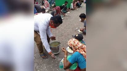 লকডাউনের গেরোয় বাতিল অনুষ্ঠান, ভবঘুরেদের খাইয়ে জন্মদিন পালন যুবকের