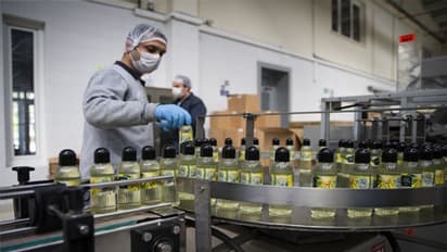 కరోనా నుండి కోలుకొని అదే ఆసుపత్రి వద్ద వలంటీర్లు