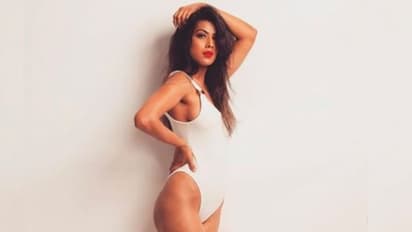 সাদা মনোকিনিতে নিয়া, অভিনেত্রীর টোনড চেহারায় উত্তেজিত ভক্তরা