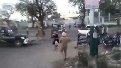 ലോക്ക് ഡൗണില് പുറത്തിറങ്ങിയത് ചോദ്യം ചെയ്തു; പഞ്ചാബില് പൊലീസുകാരന്റെ കൈവെട്ടി