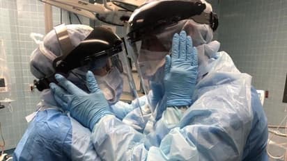 വൈറലായി കൊവിഡ് വാർഡിൽ നിന്നും ദമ്പതികളുടെ ചിത്രം