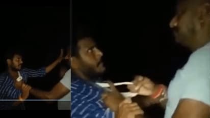 ட்ரான்ஸ்பார்மரை ஆப் செய்து இருட்டில் இளைஞரை கொடூரமாக தாக்கும் போலீஸ் இன்ஸ்பெக்டர்..! வைரலாகும் வீடியோ...!!