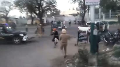 లాక్డౌన్ ఉల్లంఘన: ప్రశ్నించిన పోలీసులపై కత్తులతో దాడి