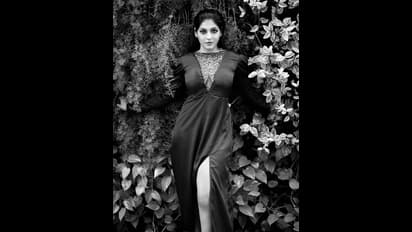 ஆட்டக்காரி புஷ்பாவா இது?... இந்த வயசிலையும்  சும்மா இளசுகளை சுண்டி இழுக்கும் பிக்பாஸ் ரேஷ்மா...!