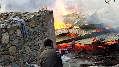 রেহাই নেই আট বছরের শিশুরও, লকডাউনে থাকা নাগরিকদের উপর নির্লজ্জ হামলা পাক সেনার, দেখুন ভিডিও