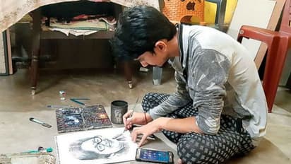 ঘরেতে টনটনে অভাব, তবু বন্ধ চটকলের জন্য় ছবি এঁকে টাকা তুলছেন আর্ট কলেজের এই প্রাক্তনী