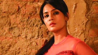 கவரிச்சியின் உச்சக்கட்டம் !! சூப்பர் மாடல் மீரா மிதுன் வெளியிடும் புகைப்படங்கள் அதிர்ச்சியில் ரசிகர்கள்...