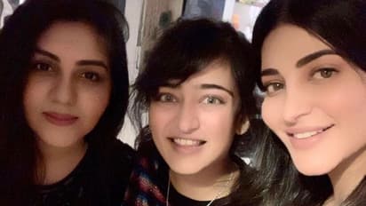 வீட்டில் தங்கையுடன் பொழுதை கழிக்கும் ஸ்ருதிஹாசன் ! அக்ஷரா ஹாசன் உடன் அட்டகாசம் !