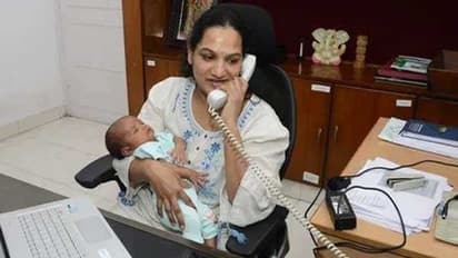 கைக்குழந்தையுடன் பணியாற்றும் ஐஏஎஸ் அதிகாரி! குழந்தை பிறந்து 22 நாட்களிலேயே..இப்படியா? குவியும் பாராட்டு..!