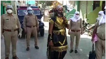 'ഞാൻ കൊറോണ വൈറസ്,ഞാനാണ് യമരാജൻ'; യമരാജനെ നിരത്തിലിറക്കി പൊലീസിന്റെ കൊവിഡ് ബോധവത്കരണം