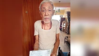 অশীতিপর বৃদ্ধের ডাকে সাহায্য করতে ছুটল পুলিশ, প্রাক্তন অধ্যাপক এগিয়ে দিলেন চেক করোনা -তহবিলে