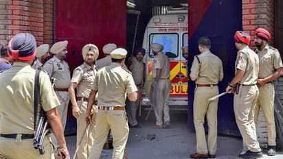 ಲಾಕ್ಡೌನ್ ವೇಳೆ ಪೊಲೀಸ್ಗೆ ಮಚ್ಚಿನಿಂದ ಹಲ್ಲೆ, ಸತತ 7 ಗಂಟೆ ಸರ್ಜರಿಯಲ್ಲಿ ತುಂಡಾದ ಕೈ ಮರುಜೋಡಣೆ !