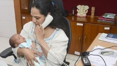 এক মাসের সন্তান কোলে অফিসে মা, মাতৃত্বের সঙ্গে কর্তৃব্যের অপূর্ব মেলবন্ধন