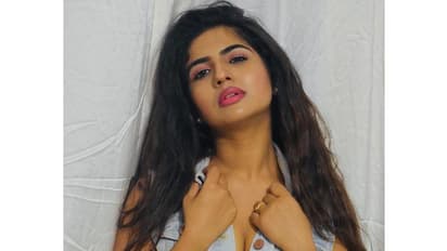 பெட்ரூம் டூ பீச்... விதவிதமாய் போஸ் கொடுத்து தாறுமாறாய் தெறிக்கவிடும் நீஷி சிங்...!